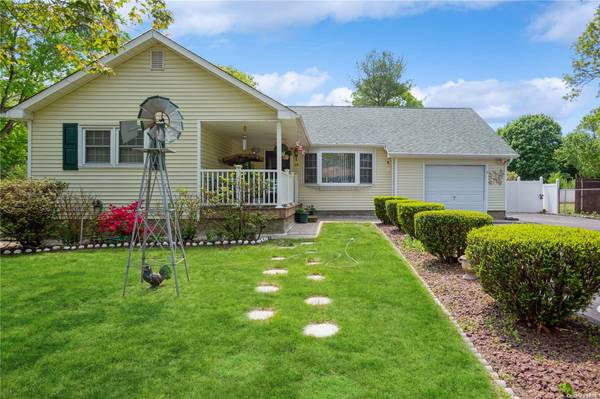 24 Laurel LN, Shirley, NY 11967