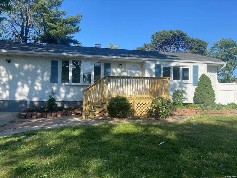 217 Sugarwood LN, Central Islip, NY 11722