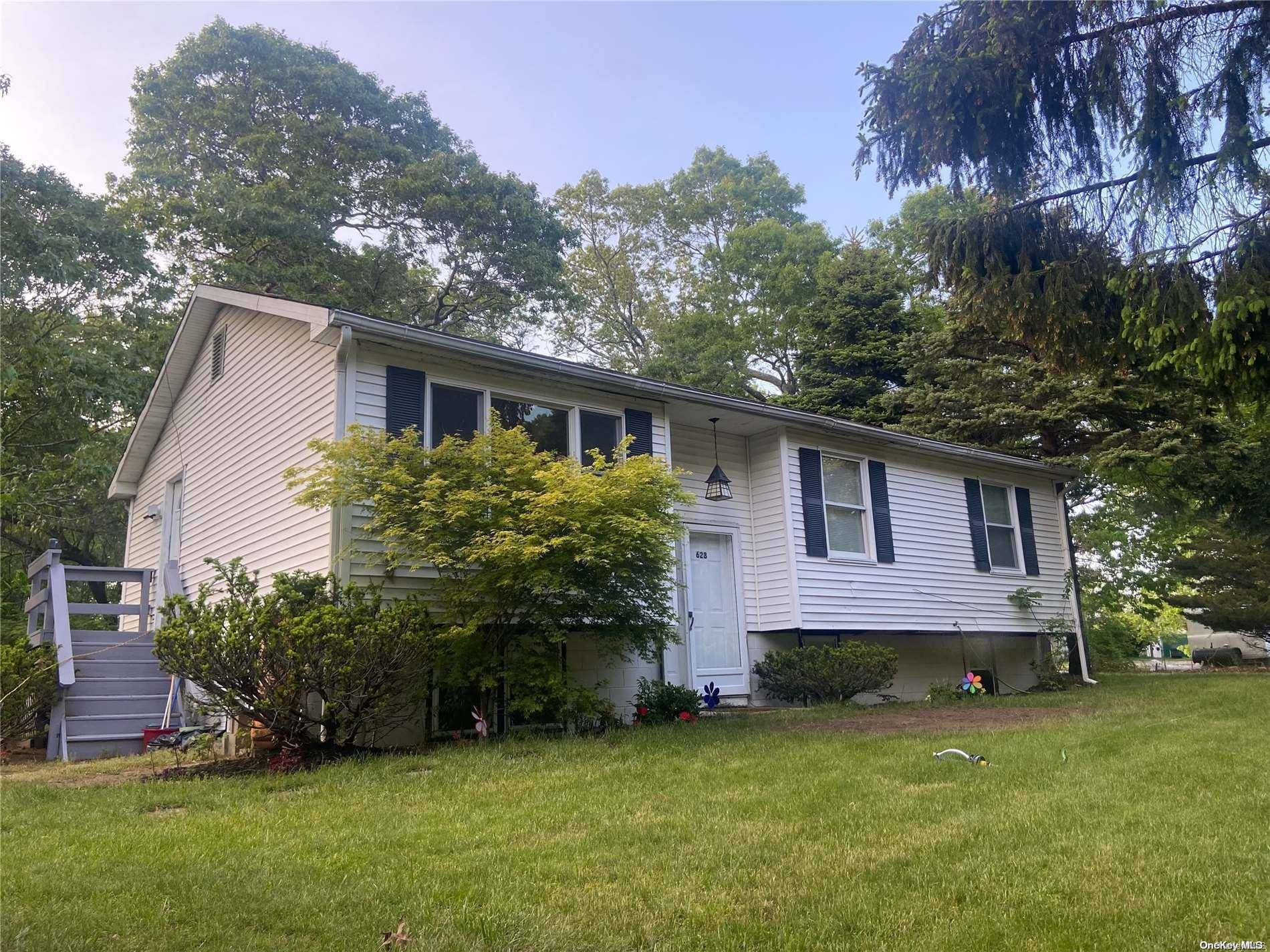 628 Elton ST, Riverhead, NY 11901