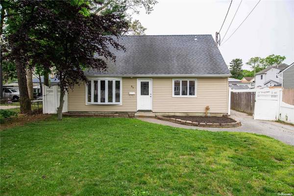 38 Andrews AVE, Wheatley Heights, NY 11798