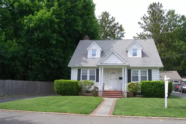 8 Manor PL, Glen Cove, NY 11542