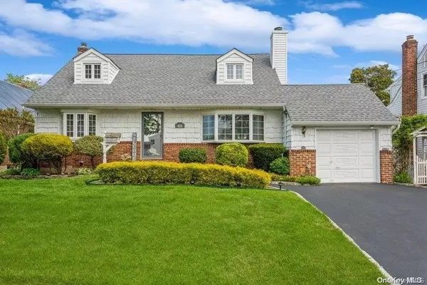 424 White RD, Mineola, NY 11501