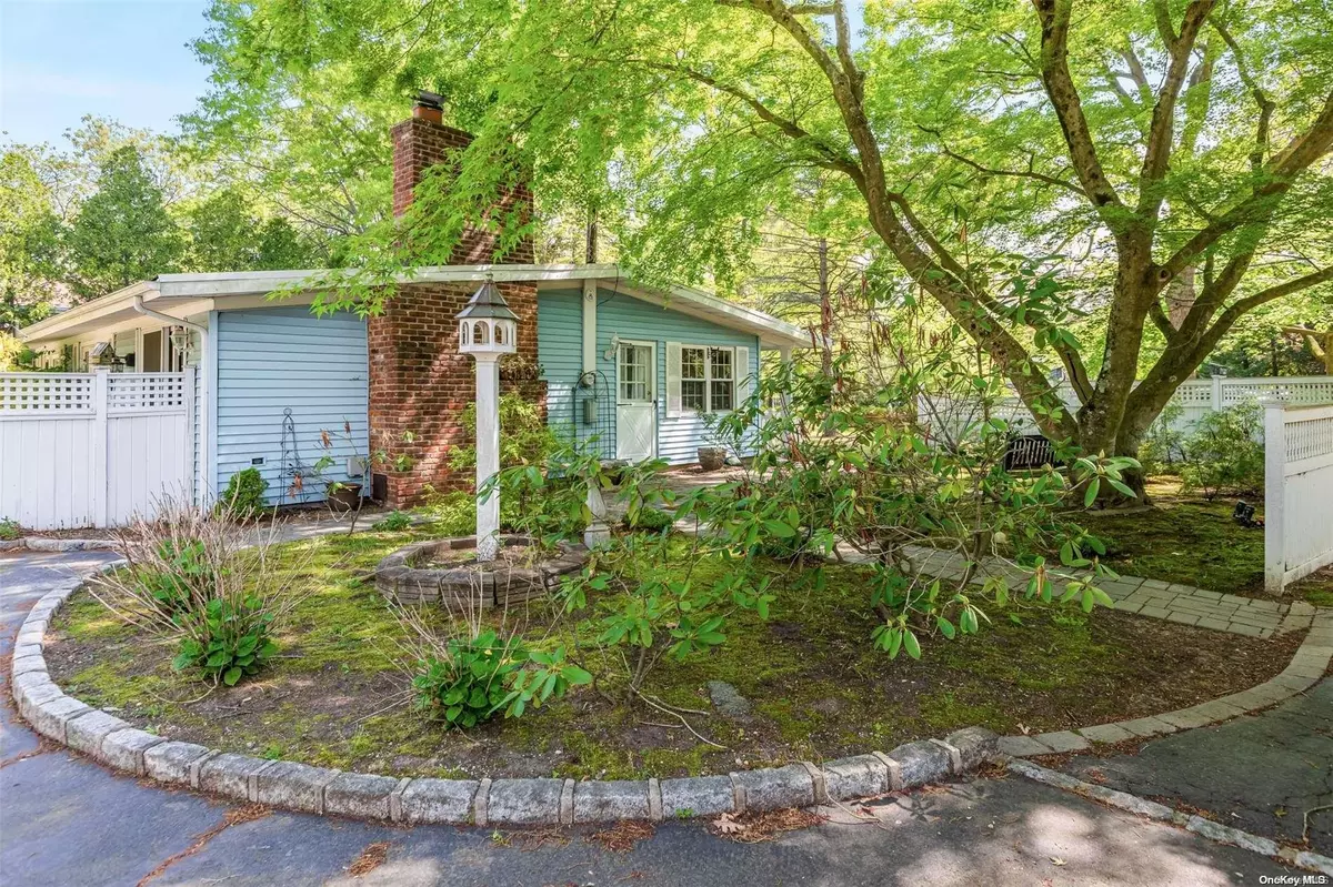 Smithtown, NY 11787,9 Mobrey LN