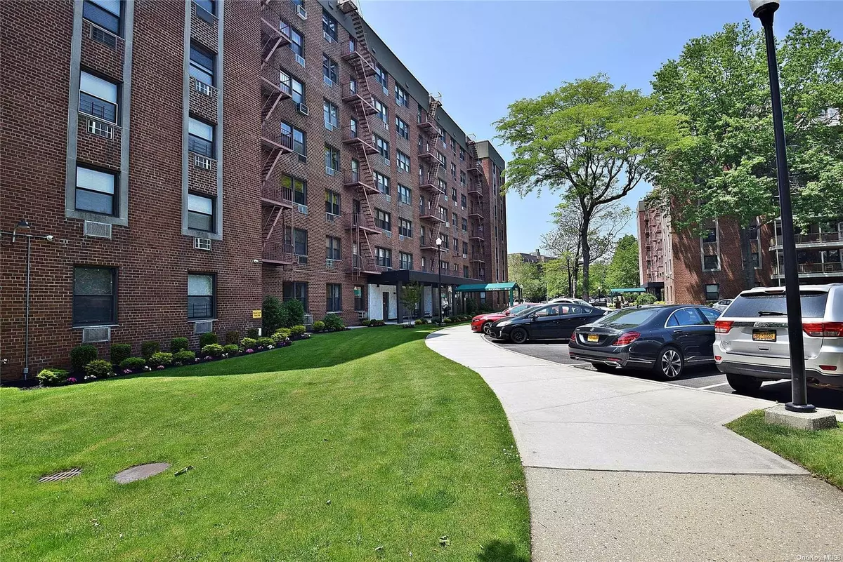 Howard Beach, NY 11414,86-29 155th AVE #2G