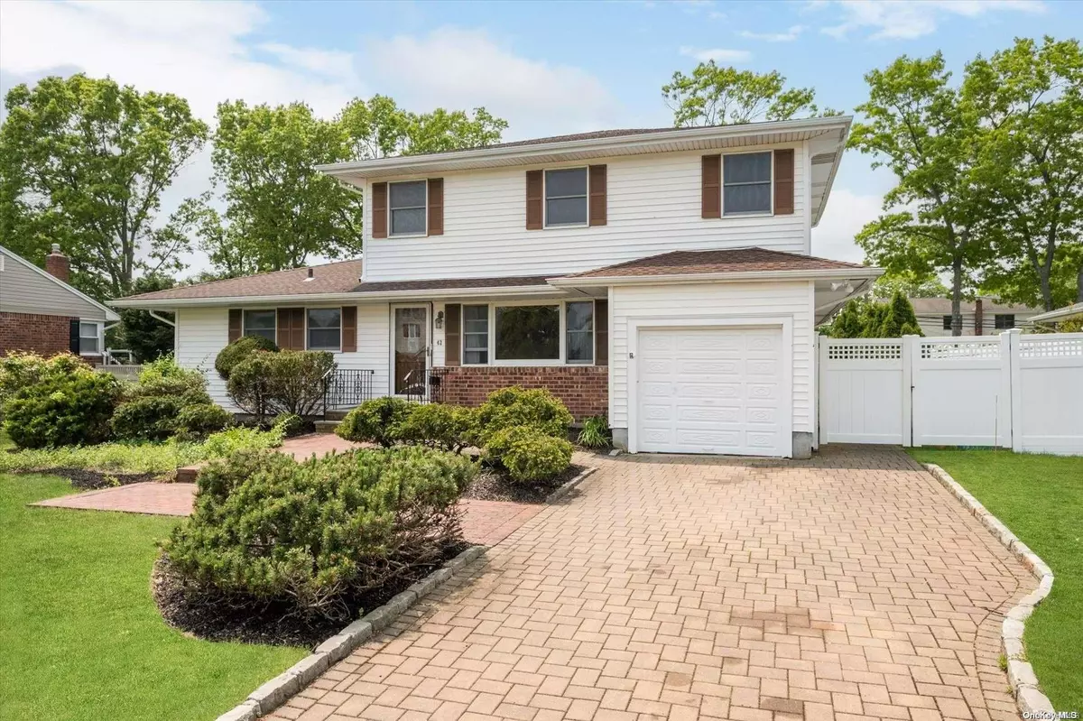 East Islip, NY 11730,42 Simmons DR