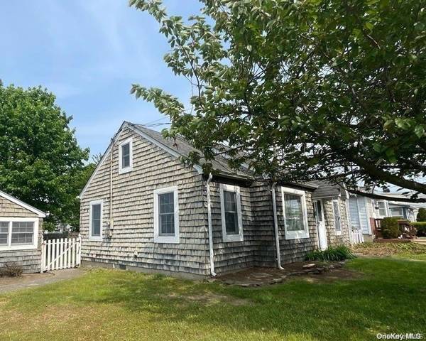 9 Coolidge AVE, Amity Harbor, NY 11701