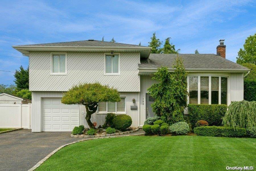 1482 Holiday Park DR, Wantagh, NY 11793
