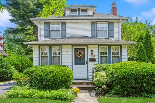 35 Rogers PL, Floral Park, NY 11001