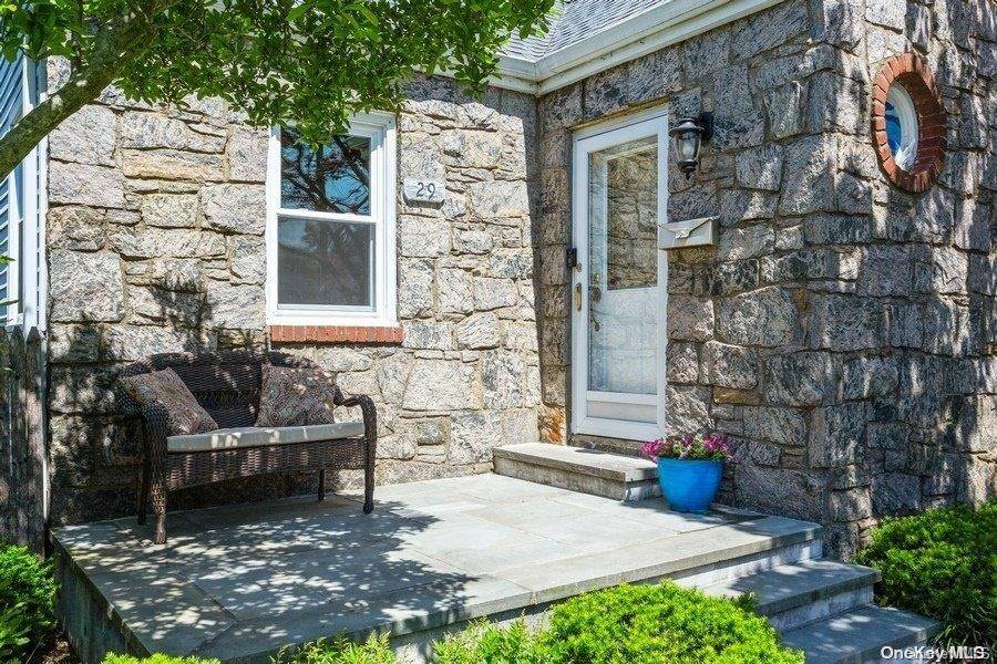 29 Bond AVE, Malverne, NY 11565