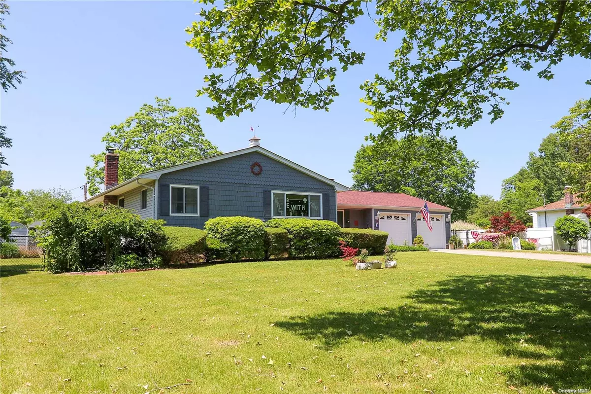 East Northport, NY 11731,7 Mander LN