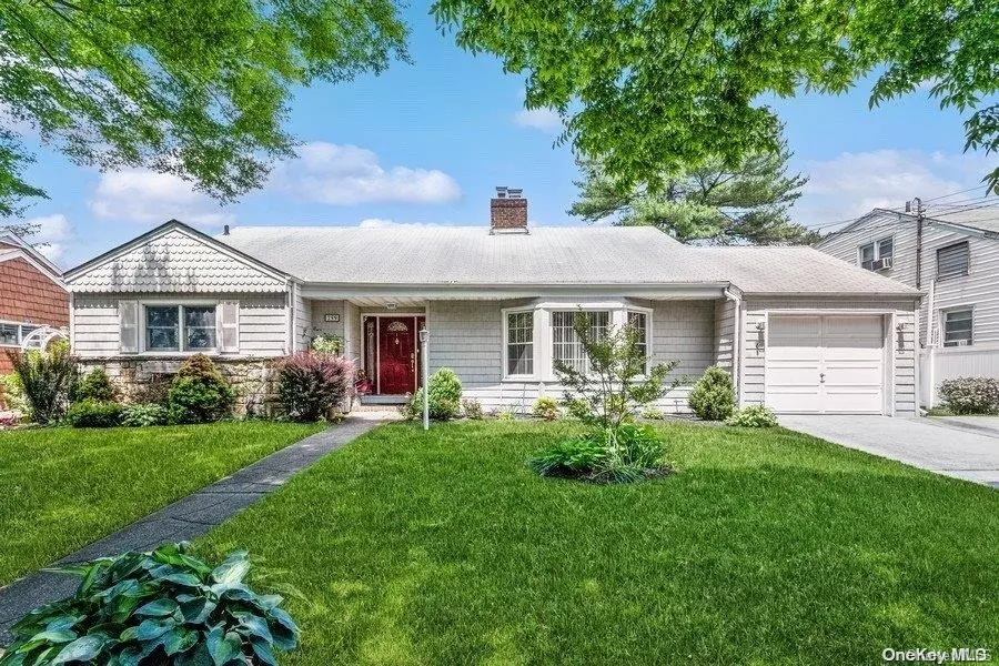 Malverne, NY 11565,759 Cornwell AVE