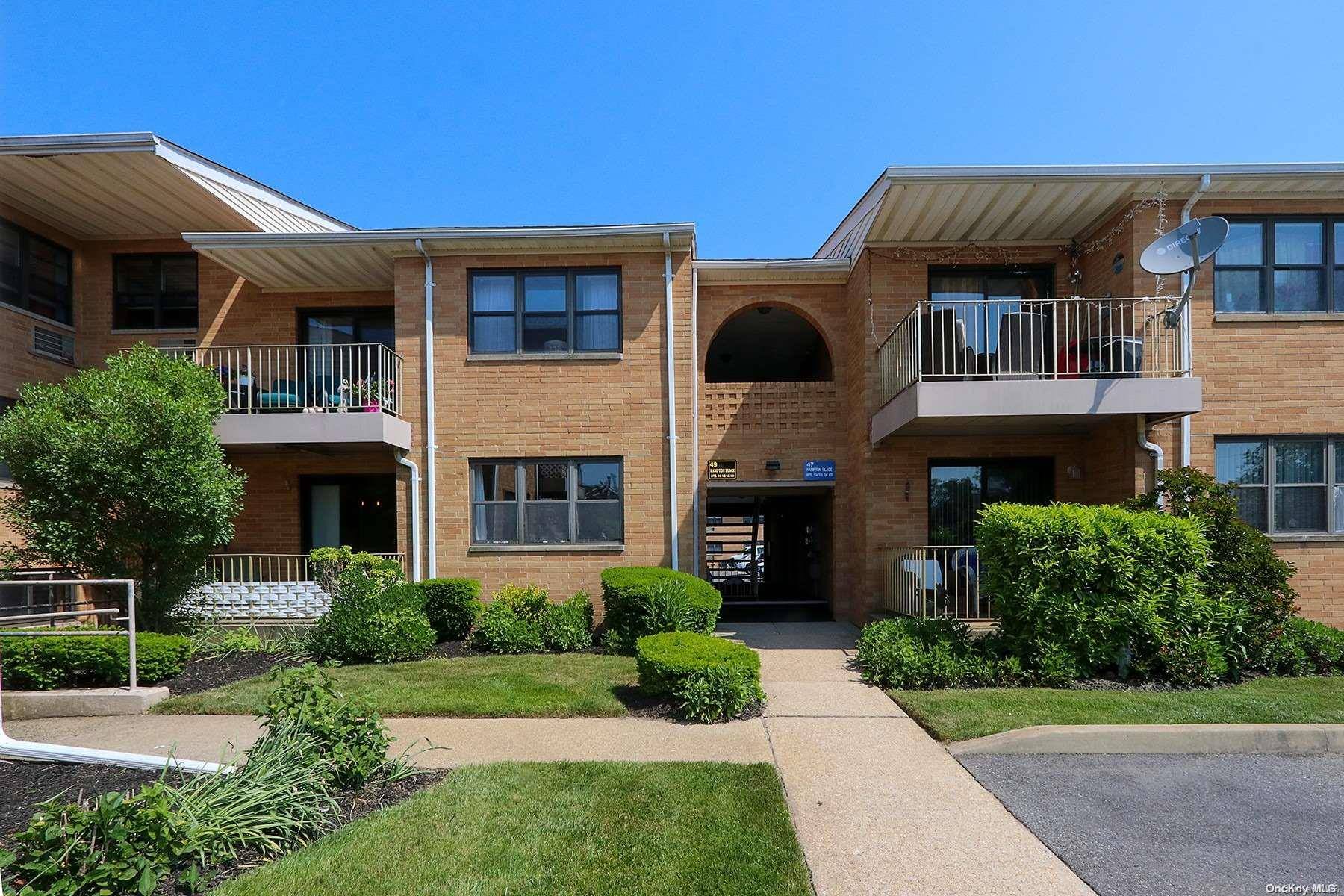 49 Hampton PL #14C, Freeport, NY 11520