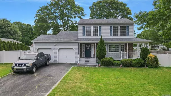 3 Amarr DR, Shirley, NY 11967