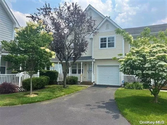 Central Islip, NY 11722,12 Clubhouse CIR #12