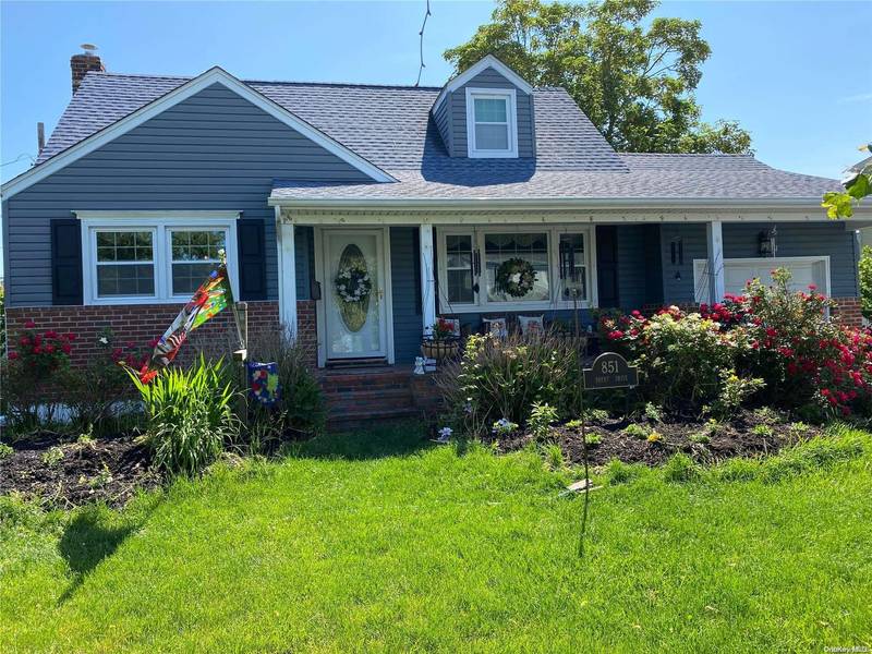 851 Brent DR, Wantagh, NY 11793