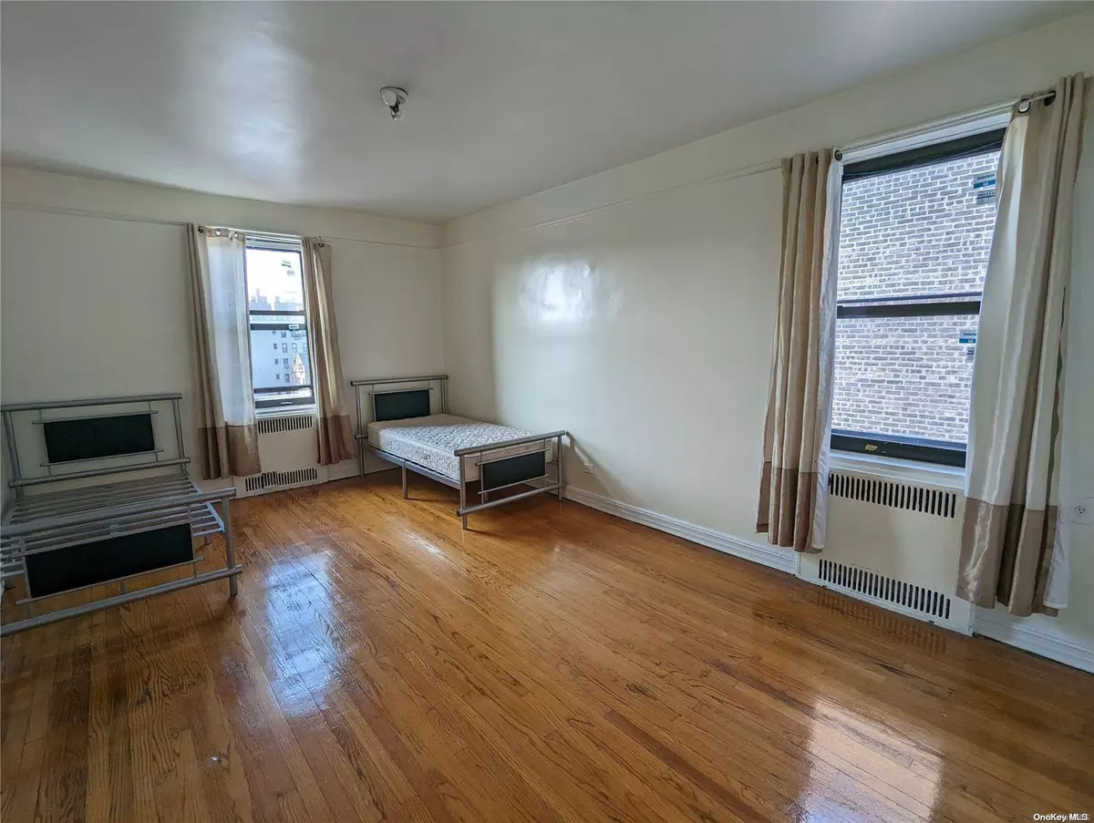 Jackson Heights, NY 11372,92-11 35 Ave #5N