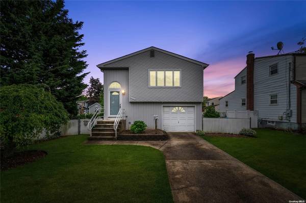 661 N Broome AVE, Lindenhurst, NY 11757