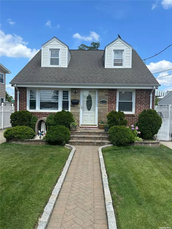 256 Pershing Pkwy, Mineola, NY 11501