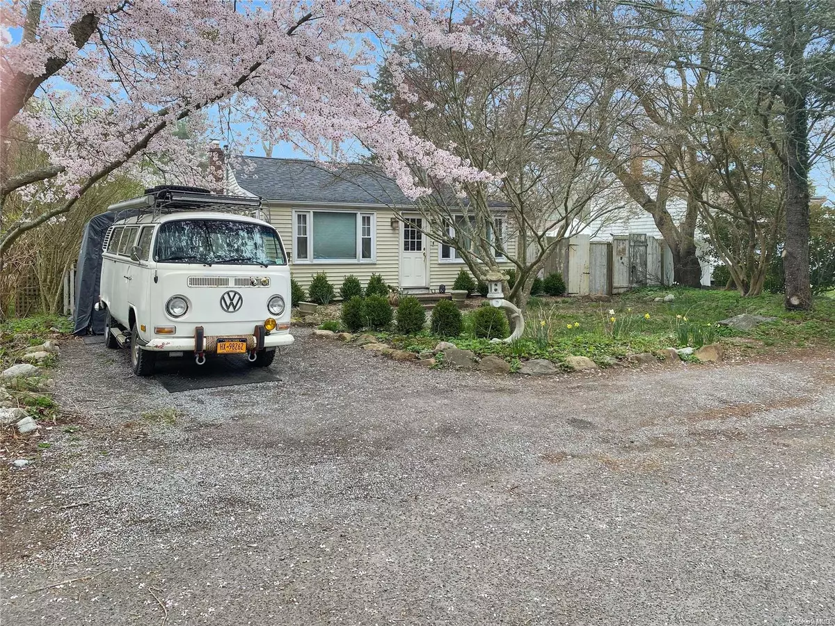 East Quogue, NY 11942,6 Argyle RD