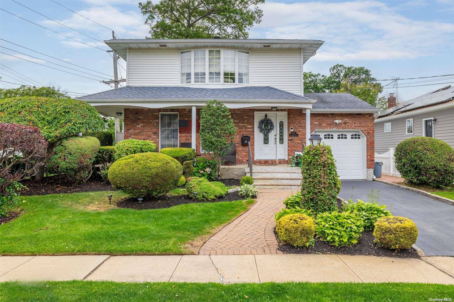 1712 Parkview AVE, Seaford, NY 11783