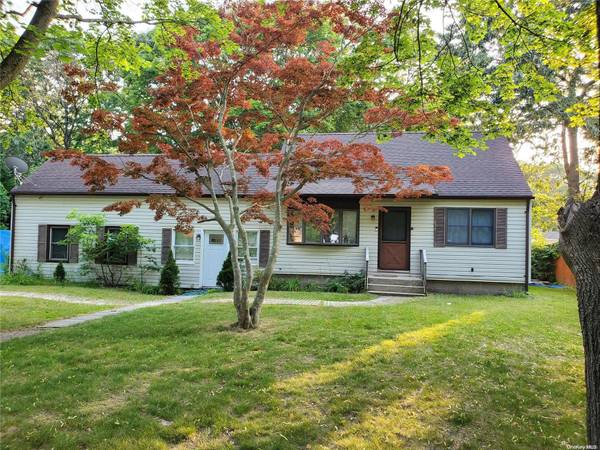 198 Broadway ST, Shirley, NY 11967