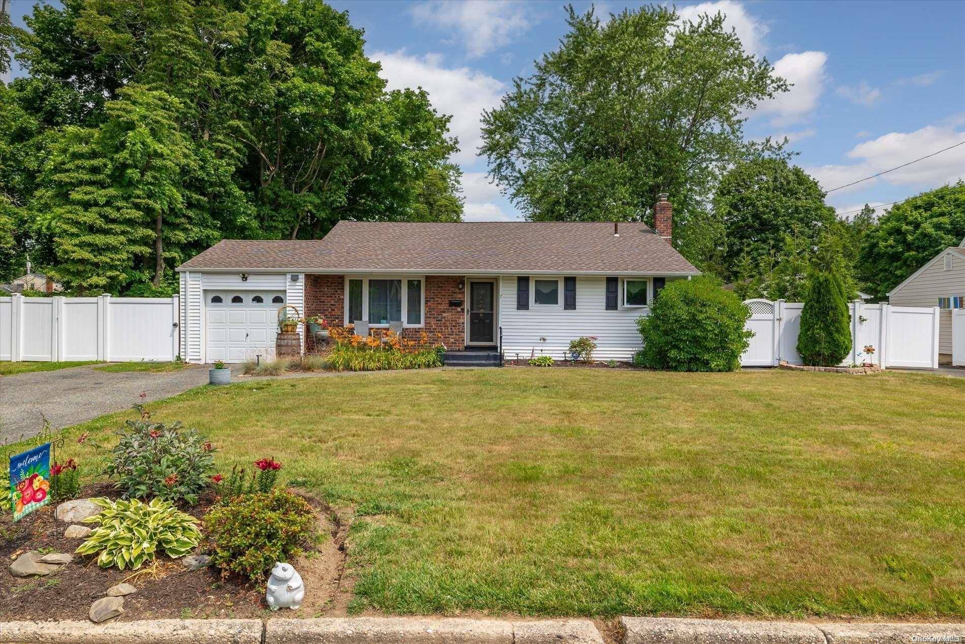 7 Beech PL, Bay Shore, NY 11706