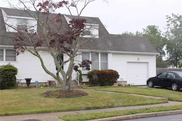 Massapequa Park, NY 11762,11 Brookwood DR