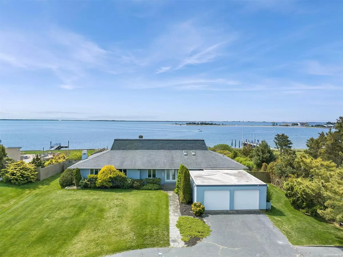 Hampton Bays, NY 11946,41 Oak LN