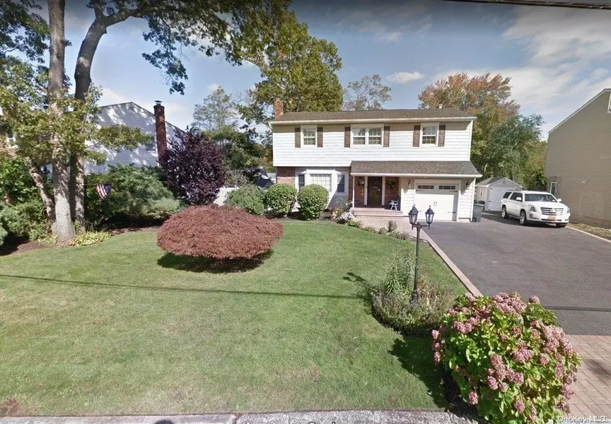 3 Eastwood DR, North Babylon, NY 11703