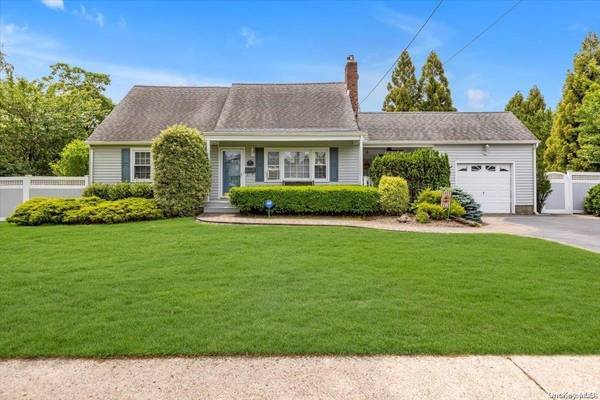 84 Maple ST, Blue Point, NY 11715