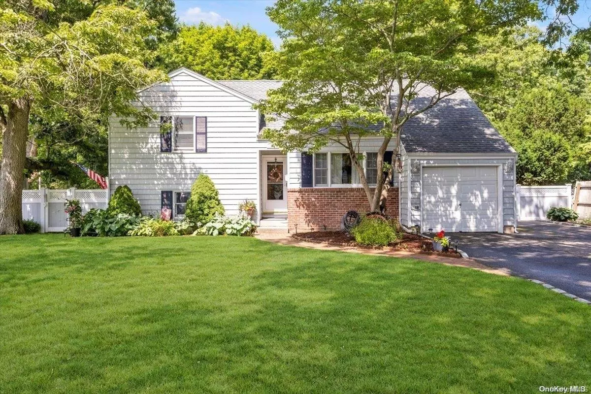 West Islip, NY 11795,138 Gladstone AVE