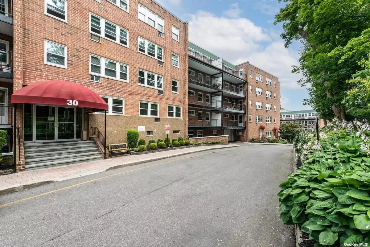 Glen Cove, NY 11542,30 Pearsall AVE #4N