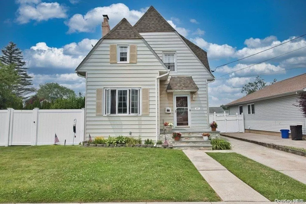 Amity Harbor, NY 11701,17 S Emerson AVE