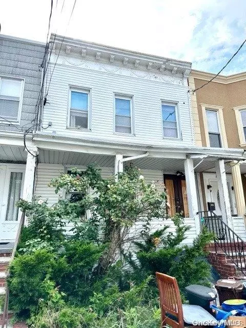 Woodhaven, NY 11421,85-16 90th ST