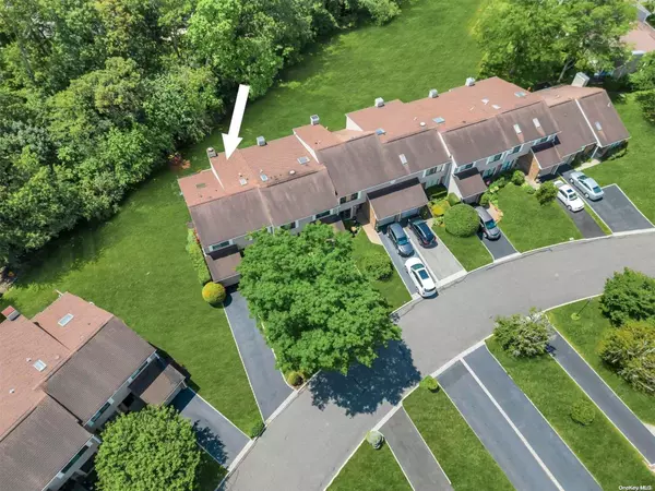 112 Hidden Ponds CIR #112, Smithtown, NY 11787