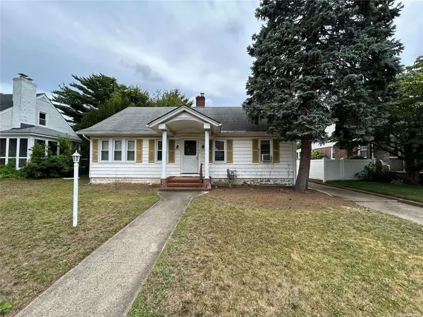 40 Wagg AVE, Malverne, NY 11565