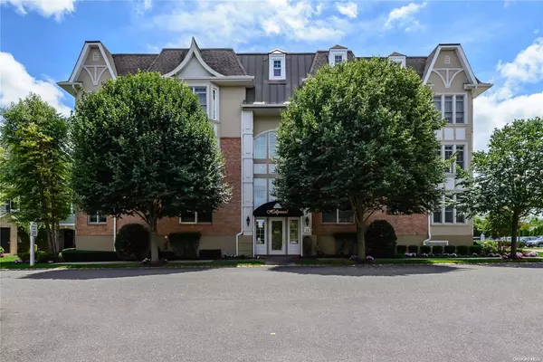 282 Roosevelt WAY #282, Westbury, NY 11590