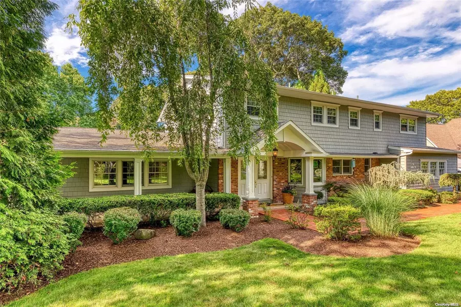 11 Tarleton LN, Northport, NY 11768