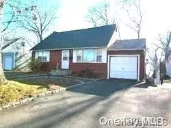 16 Phelps LN, North Babylon, NY 11703