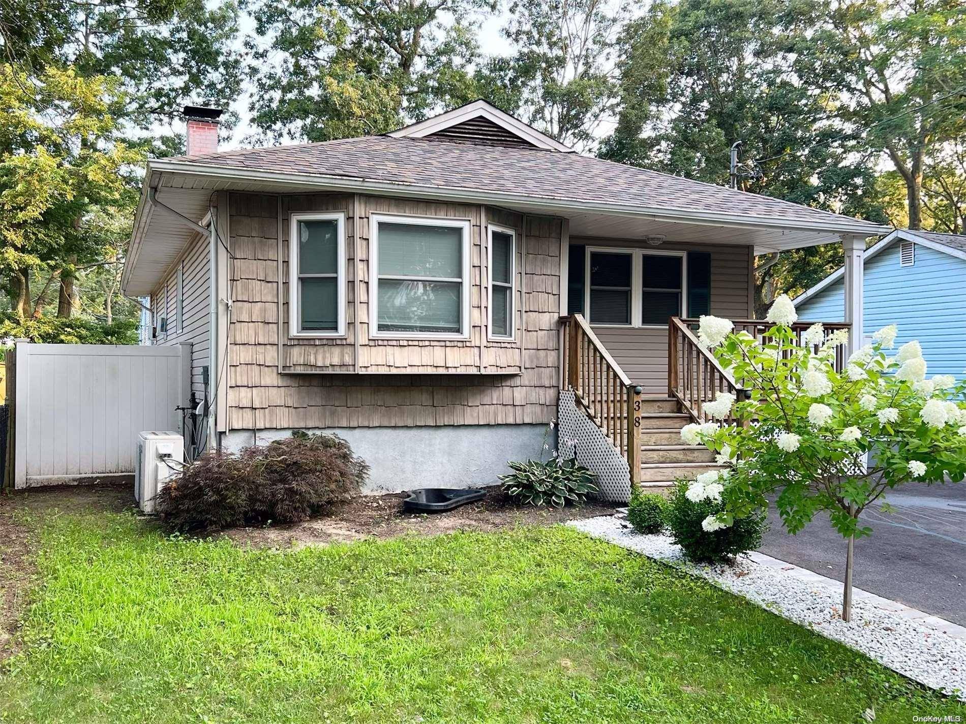 38 Bedford AVE, Mastic, NY 11950