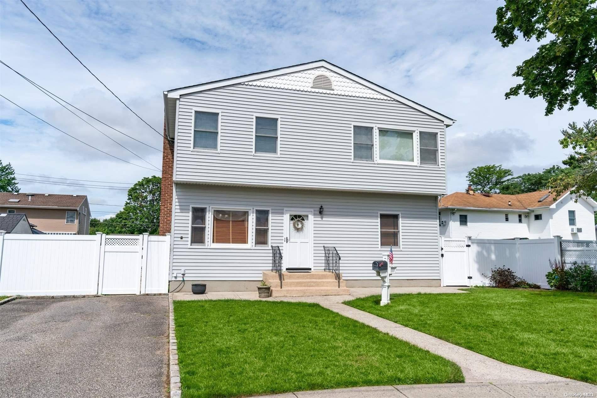 8 West CT, Bethpage, NY 11714