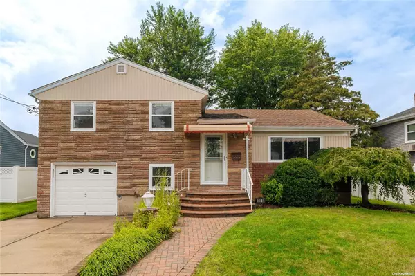 Massapequa Park, NY 11762,466 Grand BLVD