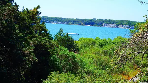 8 Pawnee ST, Hampton Bays, NY 11946
