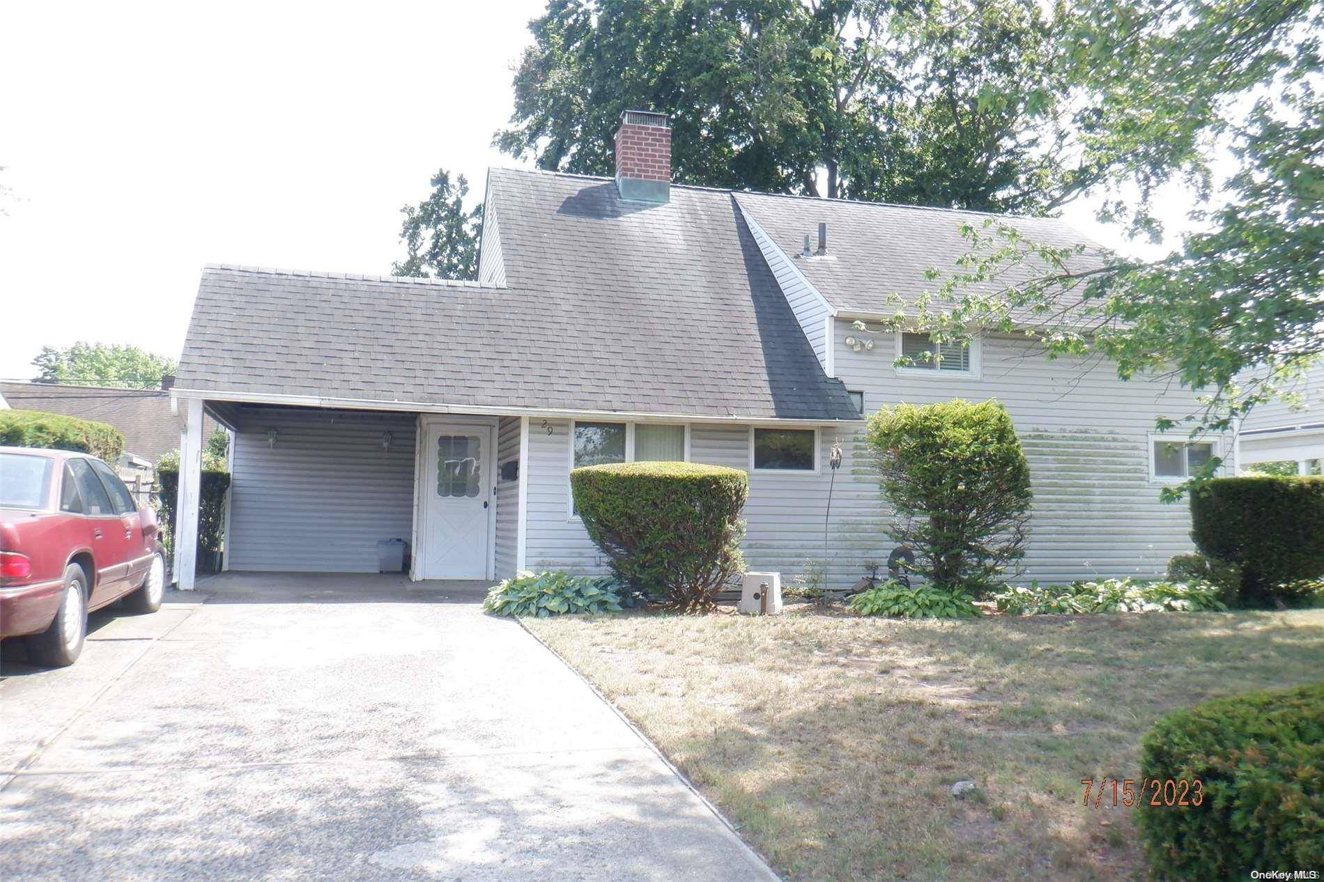 29 Sprucewood DR, Levittown, NY 11756