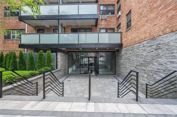 East Rockaway, NY 11518,315 Atlantic Avenue #3D