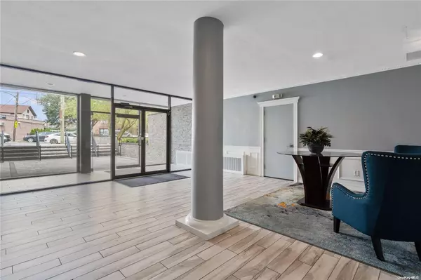 East Rockaway, NY 11518,315 Atlantic Avenue #3D