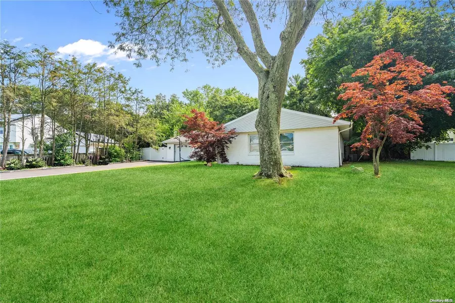 19 Royalston LN, South Setauket, NY 11720