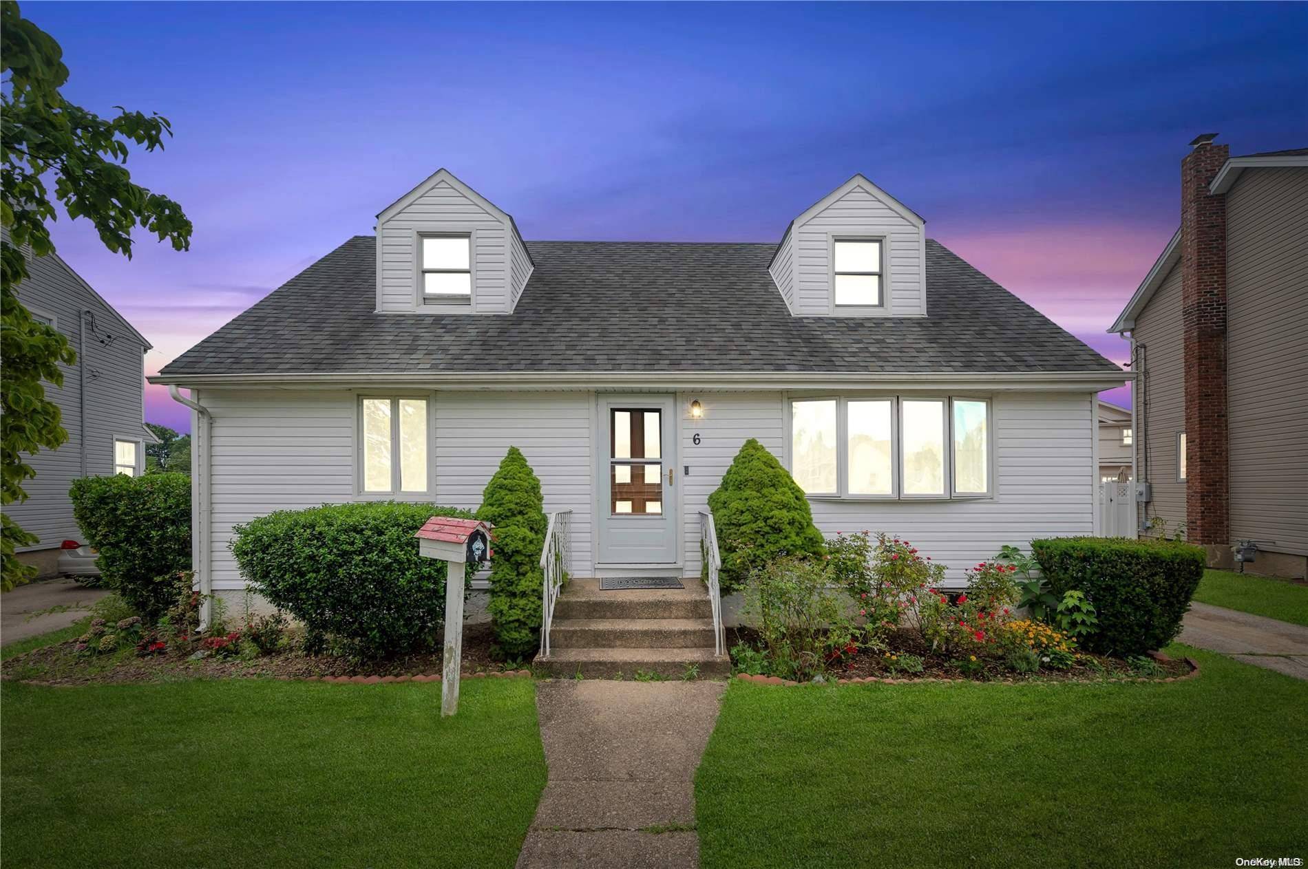 6 Crown ST, Hicksville, NY 11801
