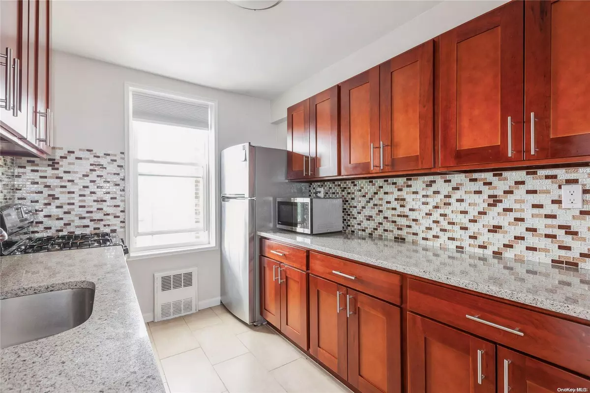 Rego Park, NY 11374,7510 Yellowstone BLVD #6D