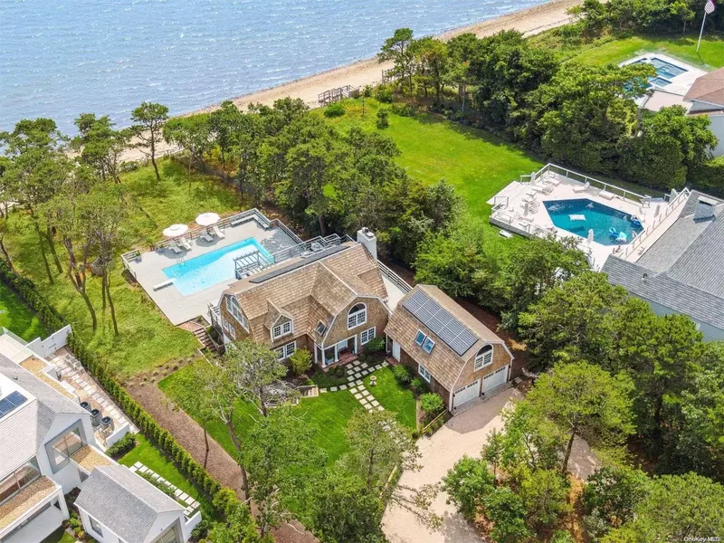 18 Sandringham LN, Southampton, NY 11968